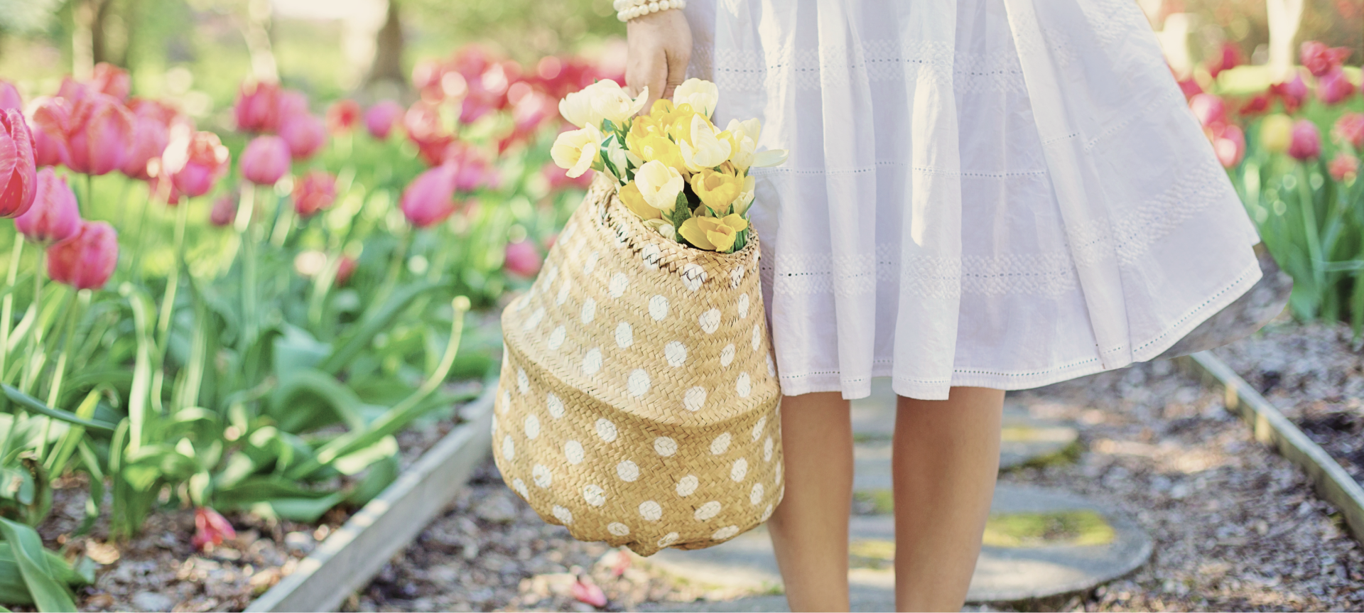 花籠を持った女性